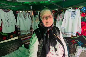 FOTO Fosta profesoară din Botoşani, cu mâini de aur. Pentru o singură ie lucrează sute de ore