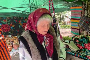 FOTO Bunica din Botoşani- Tezaur Uman Viu: Nimic nu e greu dacă îşi e drag ce faci şi vrei să laşi ceva în urmă