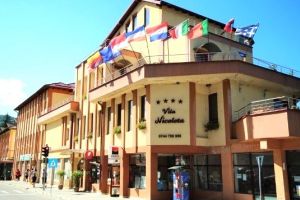 EXCLUSIV | Reţeaua „refugiaţilor ucraineni pe hârtie” de la Olanesti ajunge în faţa instanţei. Contestaţii, bani publici şi o constructie ilegala – toate duc la acelaşi nume: Nicoleta Barbu