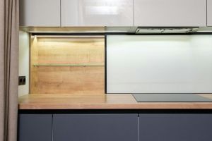 Plita încorporabilă: avantaje şi funcţionalităţi ideale pentru organizarea unei bucătării de vacanţă