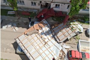 Barbat ucis la Husi de acoperisul unui bloc, luat de vant! Judetul Vaslui se afla sub Cod Portocaliu de vant puternic