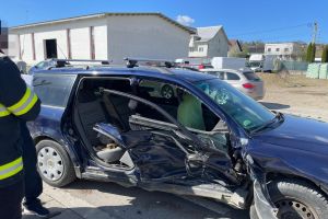 FOTO Accident între două maşini! Doi adulţi şi un copil au ajuns la spital