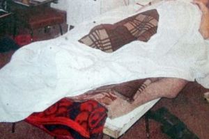 Situaţie de coşmar în Spitalul Judeţean Braşov. Pentru că nu mai au paturi, medicii îşi ţin unii pacienţi culcaţi pe uşi