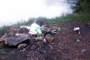 Barajul Firiza, o zona superba, dar plina de gunoaie (FOTO)