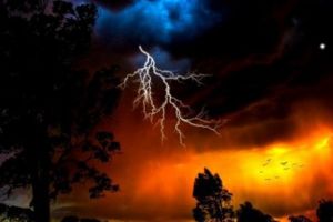 VREMEA din ROMÂNIA este un „CARUSEL METEO”. Se întoarce VREMEA REA, iar PLOILE SE INSTALEAZĂ