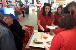 Ce face bistriţeanul pentru un balon gratis şi o felie de tort cu frişcă la micul dejun