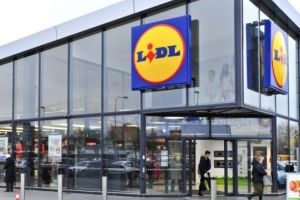 Lidl angajează tineri fără experienţă pentru sezonul estival. Salarii şi beneficii atractive în magazinele de pe litoral
