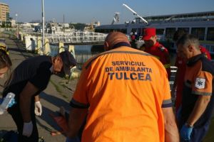 Interventie de urgenta la Tulcea. Un barbat a murit dupa ce cazut din barca in Dunare. Pompierii chemati in ajutor (galerie foto+video)  