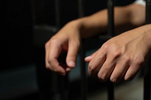 Scenariu de film în Cluj! Trei bărbaţi şi-au bătut crunt colegul de celulă şi au încercat să îl taie cu un ciob: Victima a necesitat îngrijiri medicale