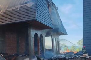 O biserică ridicată cu sacrificii timp de 12 ani, distrusă de flăcări în câteva ore: Localnicii au privit-o neputincioşi cum ia foc