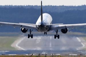 Companiile aeriene vor să plătească mai puţin pasagerilor cu zboruri anulate