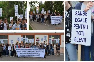 FOTO/ MARȘ de solidaritate al elevilor şi profesorilor la Cugir pentru susţinerea Colegiului Naţional „David Prodan”, în demersul de a obţine clasa de Filologie