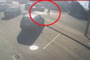 O femeie a fost accidentată pe trecerea de pietoni de către un şofer din Braşov. Momentul impactului (VIDEO)