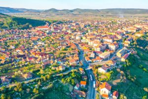 Primăria Aiud: Licitaţie publică cu strigare pentru atribuirea unui număr de 67 locuri de parcare rămase libere