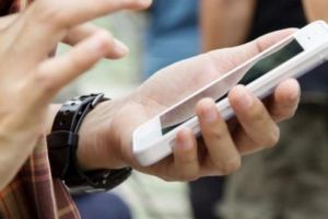 Noi reguli privind interzicerea telefoanelor mobile în licee