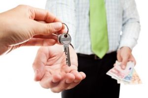 76% dintre români consideră că nu este un moment bun pentru a cumpăra o locuinţă. La Braşov preţurile cresc, deşi numărul de tranzacţii este în scădere