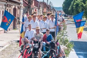Parada tradiţională şi baterea armindenilor de Sărbătoarea Rusaliilor la Feldioara