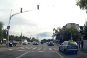 Soferi ai unor masini Scoala filmati in timp ce fortau semaforul in timpul unui posibil examen