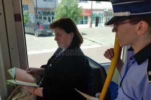 Poliţiştii au împărţit pliante şi au discutat cu potenţialele victime, pentru prevenirea ...