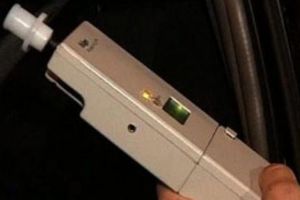 O şoferiţă beată a avariat două autoturisme în parcarea din faţa unei şcoli