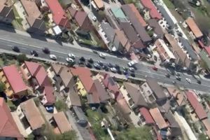 VIDEO. Poliţiştii clujeni supraveghează traficul de 1 Mai şi din aer! Cum se circulă acum pe ieşirile din Cluj-Napoca spre Floreşti şi Gilău