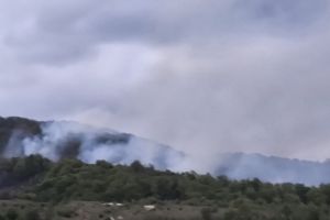 Incendiu greu de stins la Ilova, în Caraş-Severin! Peste 45 de pompieri, mobilizaţi în teren