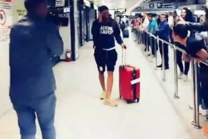 Catalin Cazacu a ajuns in Romania noaptea trecuta! Avem primele imagini! Cine a fost prima persoana care l-a luat in brate in aeroport - este din echipa Faimosilor. Nici el nu se astepta tocmai la ea