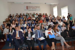Studenţii de la Drept primesc lecţii de la profesioniştii absolvenţi ai acestei facultăţi (FOTO)