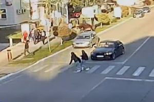Elevă de 16 ani izbită violent de o maşină, pe trecerea de pietoni din Buziaş