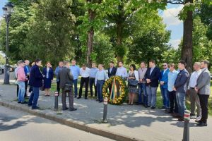 VIDEO. Coroană cu flori şi moment de reculegere, la Statuia lui Ion I. C. Brătianu din Alba Iulia, la 143 de ani de la înfiinţarea PNL. Zeci de liberali, prezenţi