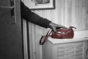 Caz straniu la Cluj. O spărgătoare a scăpat ”basma curată” după ce şi-a recunoscut fapta şi a dat banii înapoi