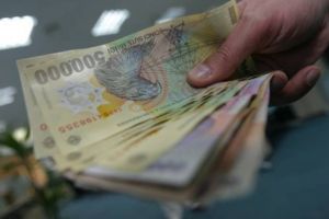 Bătrân atacat violent în văzul lumii într-un magazin din Cluj! Hoţii l-au lovit ca să scape banii din mână şi apoi i-au strâns de pe jos