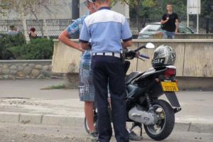 Dosare penale pentru doi mopedişti prinşi fără permis de conducere