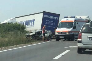 Accident la Săcădat: O persoană a fost rănită grav după ce o Dacia Solenza s-a lovit de un TIR (FOTO)