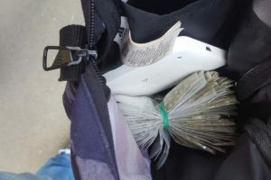 Tanar prins de jandarmi cu zeci de plicuri cu droguri, la Lugoj