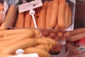 Cluj: Muscă moartă pe mezeluri - FOTO