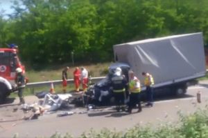 Nou accident in Ungaria: doua autoturisme romanesti s-au ciocnit. Un roman a murit