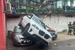 O maşină a ”zburat” peste alte trei autoturisme la Spitalul din Zalău