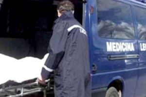 Spânzurat de balustrada barajului