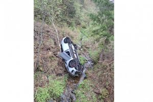 Accident grav in zona muntelui Baisorii:  FOTO. Doi tineri  au fost raniti dupa ce au ajuns cu masina intr-o praspastie   
