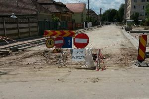 FOTO/ ȘTIREA TA: Internauţii din Aiud se distrează – O stradă blocată pentru lucrări este marcată cu ”Drum înzăpezit”