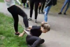 Scene de nevrezut. Bătaie între două eleve la Timişoara I VIDEO