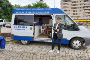 FOTO, VIDEO: O scriitoare de ”proză afurisită” a adus Ambulanţa pentru literatură la Târgul de Carte de la Alba Iulia