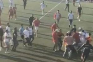 Scene ŞOCANTE la un meci de fotbal. Un arbitru a fost BĂTUT CRUNT de jucători şi fani pe TEREN - VIDEO