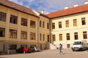 Trei şcoli premiate la Palatul Parlamentului cu câte 5.000 de lei