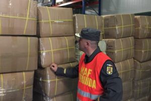 „Tun” puternic dat de inspectorii antifraudă Deva. Încălţăminte şi îmbrăcăminte pentru femei de peste 1,5 milioane de lei confiscate