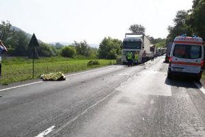 Viteza ucide! Un motociclist a murit după ce a fost spulberat de un TIR