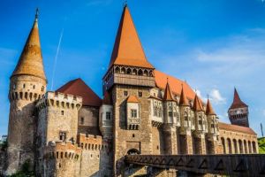 Activităţi de relaxare în minivacanţa de Rusalii. Festivalul Narciselor, plimbare cu mocăniţa, Târgul European al Castelelor, filme, parada maşinilor de colecţie, deschiderea Muzeului Textilelor