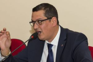 Divers(iuni). Viceprimarul Devei Răzvan Mareş cere demisia directorului tehnic al Primăriei