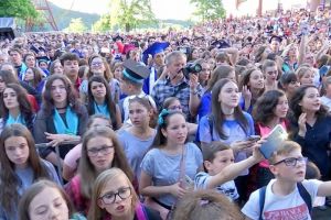 Bucurie şi frenezie adolescentină la „Marşul absolvenţilor”, în Oneşti